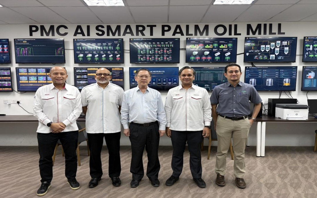 Wakil-wakil di majlis pelancaran PMC AI Smart Palm Oil Mill, di bilik kawalan.