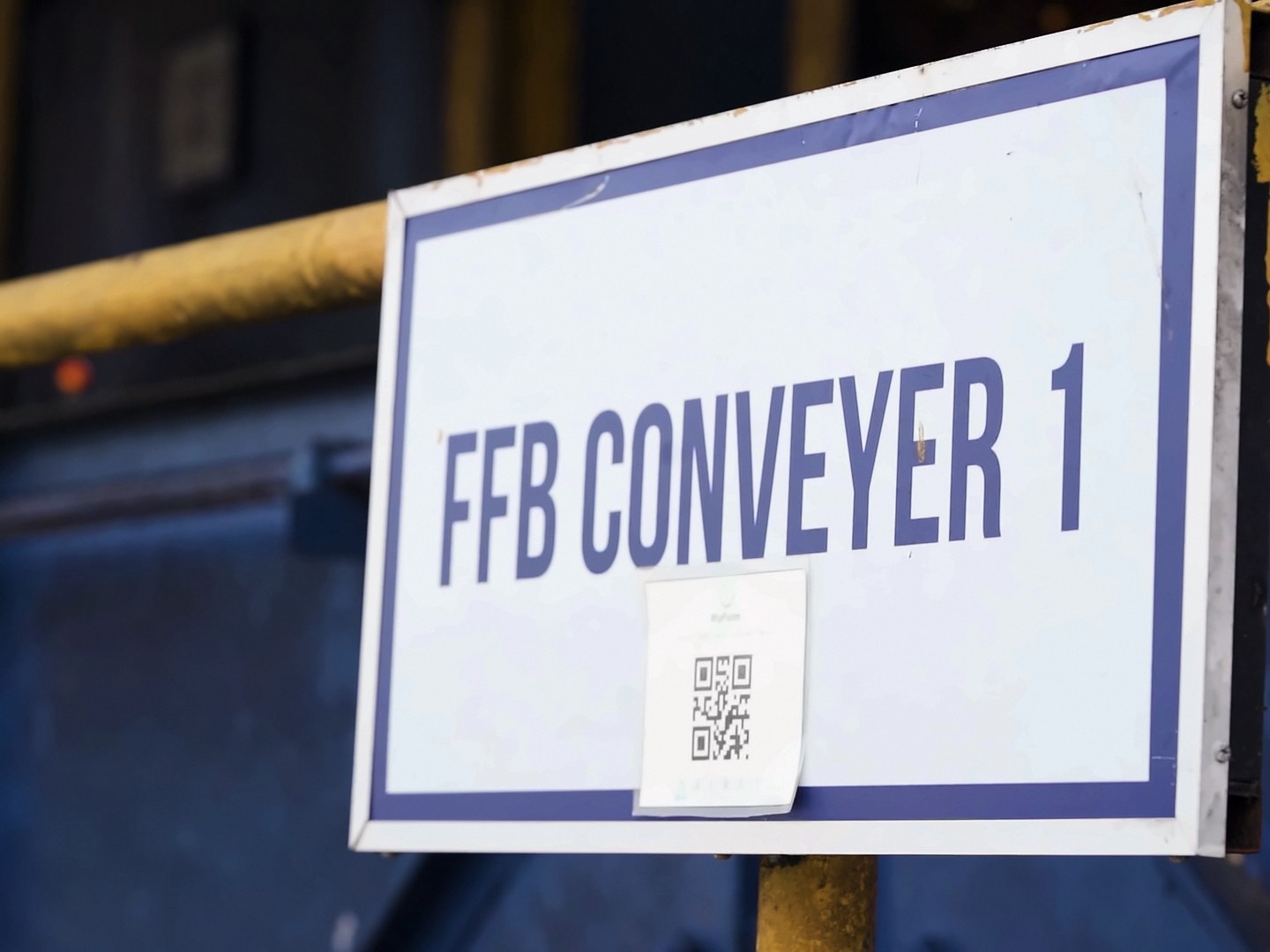 Papan tanda bercat FFB CONVEYER 1 dengan kod QR aset